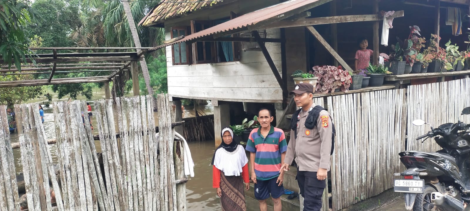 Kapolsek Muara Kuang  Bersama Bhabinkamtibmas Ke Lokasi Banjir di Desa Tanjung Miring