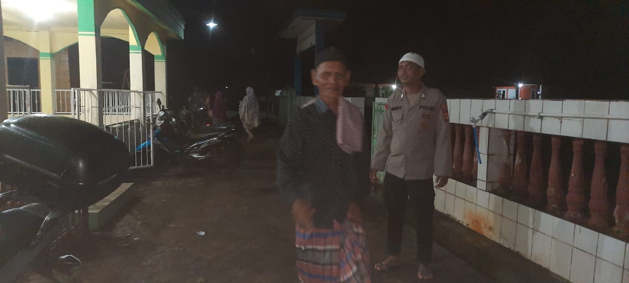 Beri Rasa Aman, Polsek Muara Kuang Pam Sholat Tarawih Di Masjid Taqwa