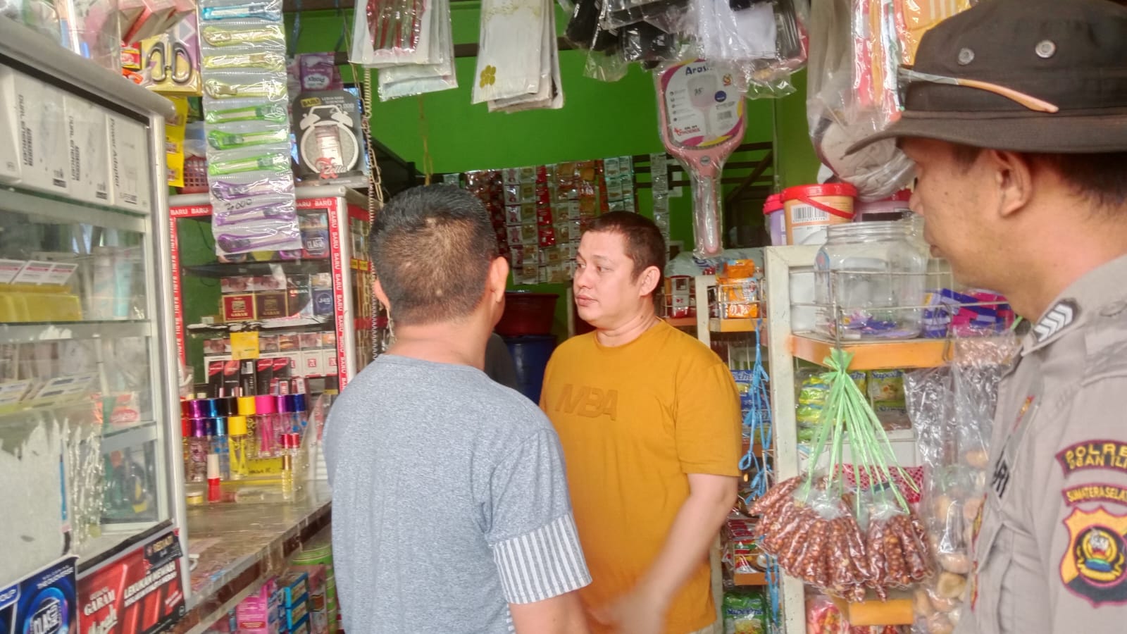 Cegah Peredaran Oplosan, Anggota Polsek Muara Kuang Ingatkan Pemilik Toko