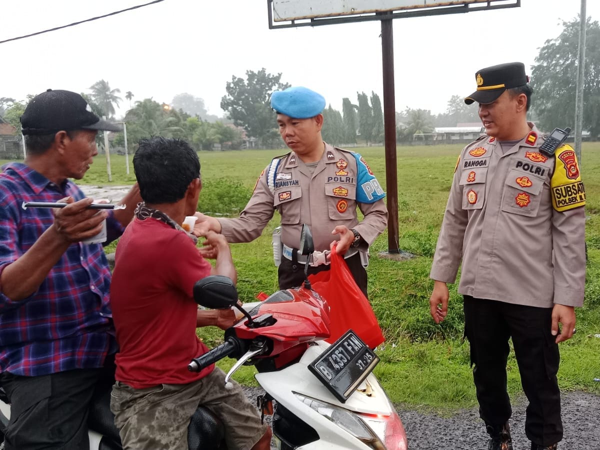Kapolsek Muara Kuang Pimpin Langsung Pembagian Takjil Jelang Buka Puasa