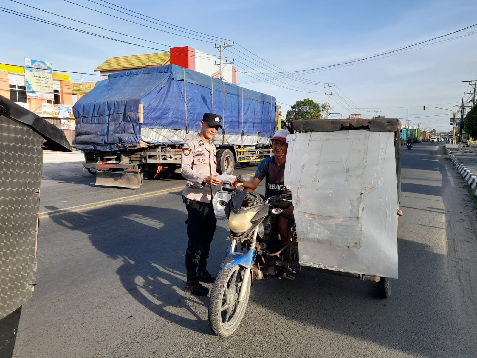 Kapolsek Indralaya Pimpin Langsung Pembagian Takjil Jelang Buka Puasa