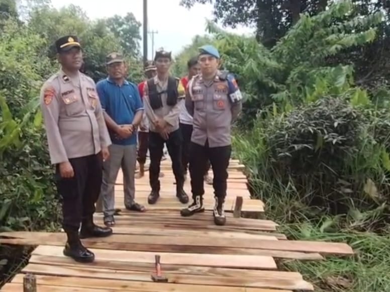Gerak cepat Polsek Indralaya Polres Ogan Ilir melaksanakan revitalisasi jembatan yang rusak