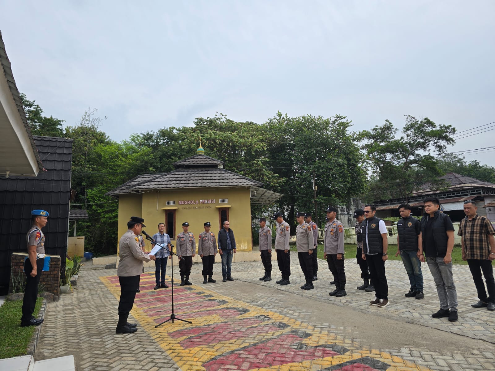 Pimpin Giat Apel Dan Pengecekan Personil, Kapolsek Tanjung Batu Sampaikan Pesan Ini..?