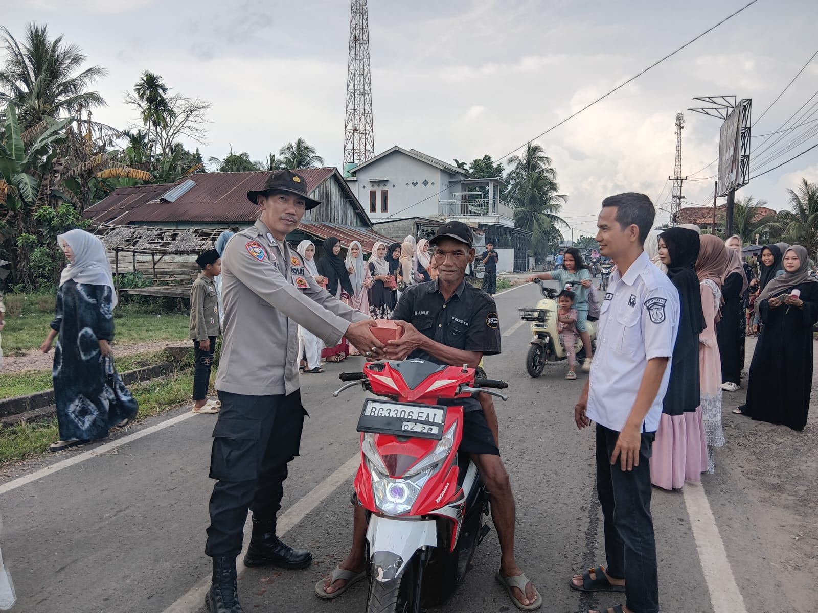 Polsek Muara Kuang Bersama SMAN 1 Muara Kuang Bagikan Takjil