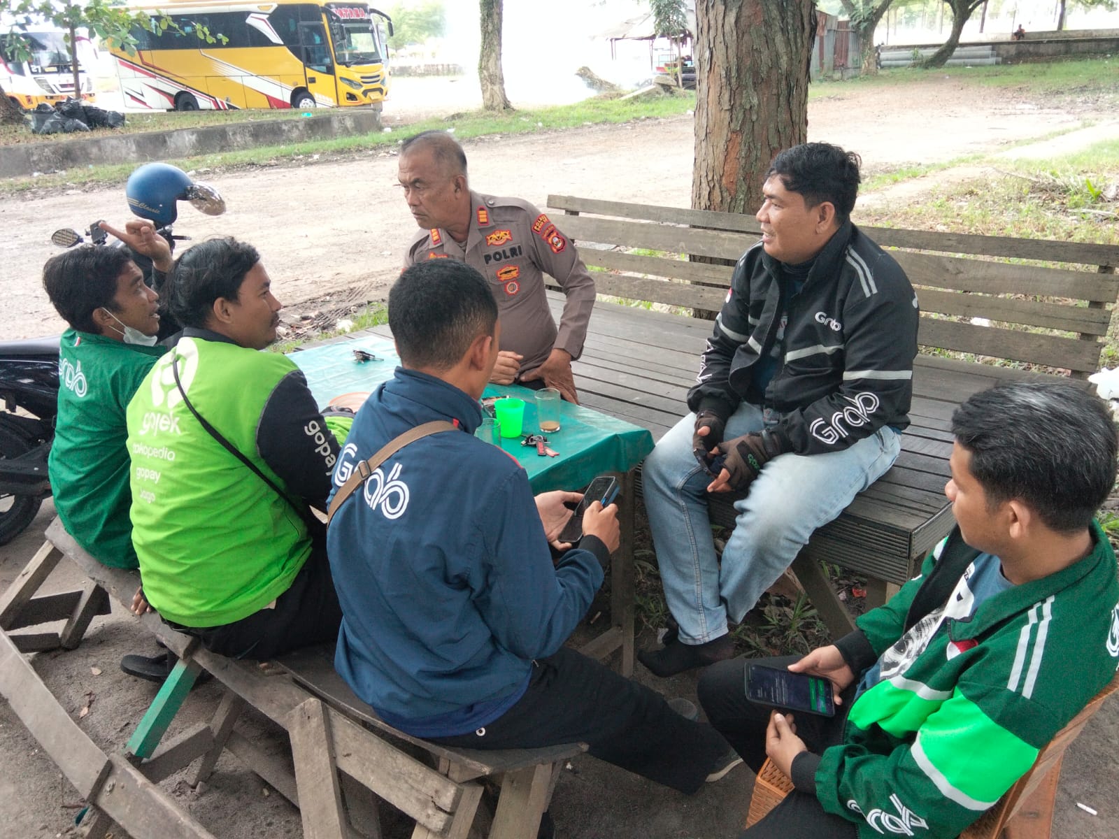 Cooling System Satbinmas Polres Ogan Ilir Sambangi Komunitas Grab Di Terminal Timbangan