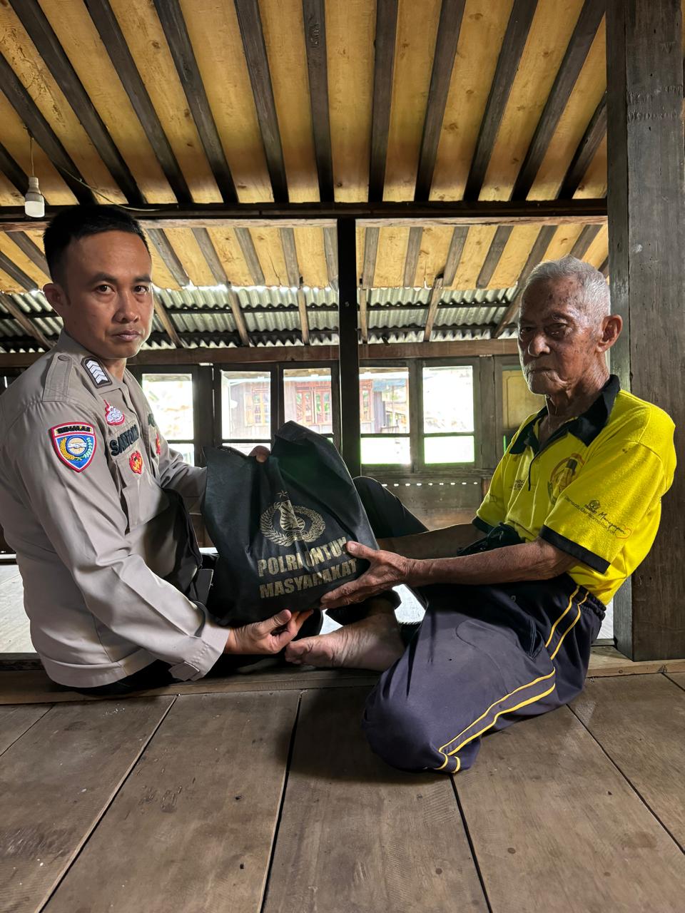 Polsek Muara Kuang Polres Ogan Ilir Salurkan Bansos Sembako kepada Warga