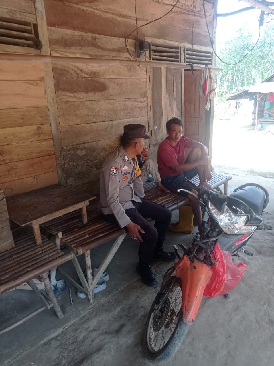 Bhabinkamtibmas Polsek Muara Kuang Sambangi Warga Desa Binaan, Sampaikan Pesan Kamtibmas