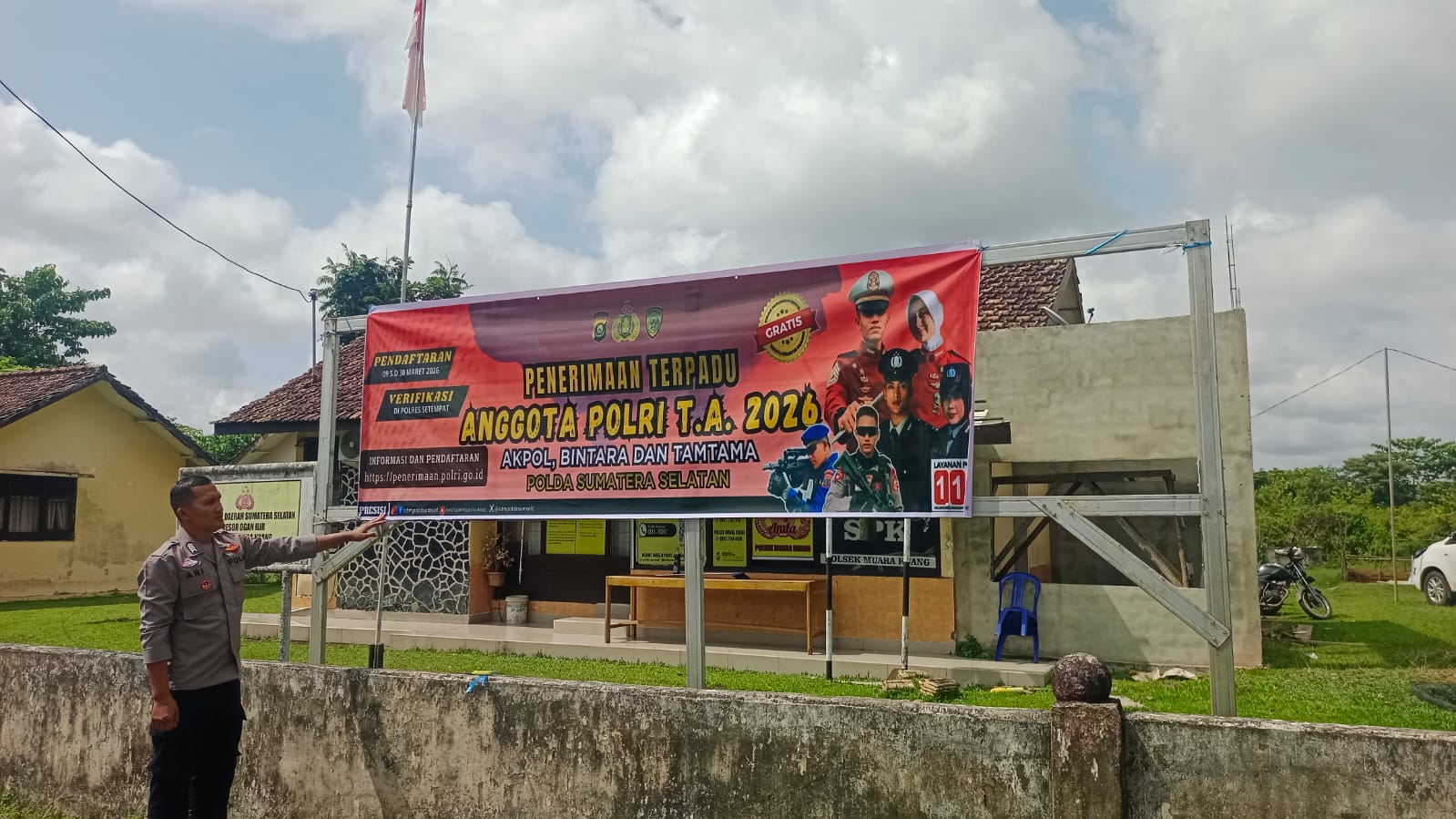 Polsek Muara Kuang Pemasangan Spanduk Penerimaan Terpadu Anggota Polri T.A 2026