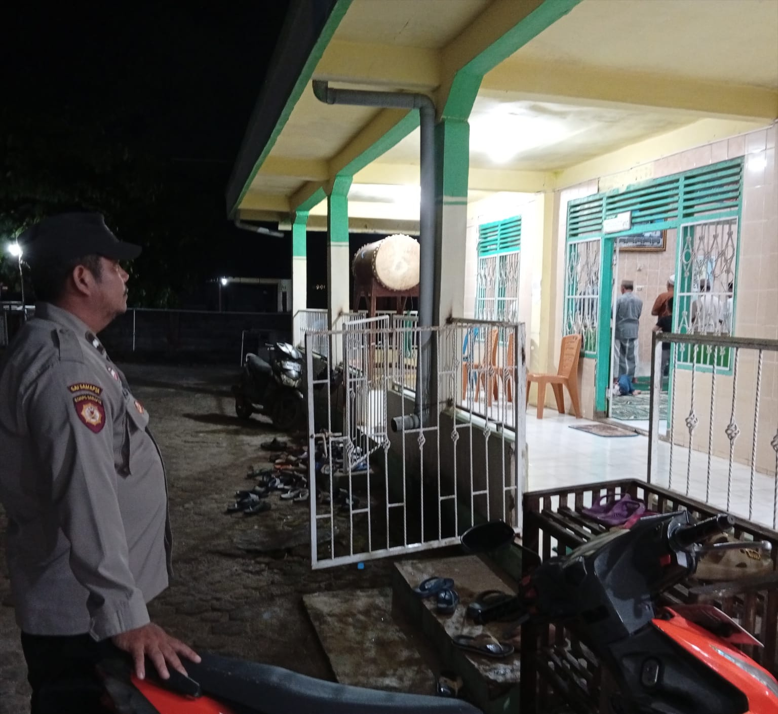 Personel Polsek Muara Kuang Siagakan Pengamanan Sholat Tarawih, Jamin Kondusifnya Ibadah Jemaah