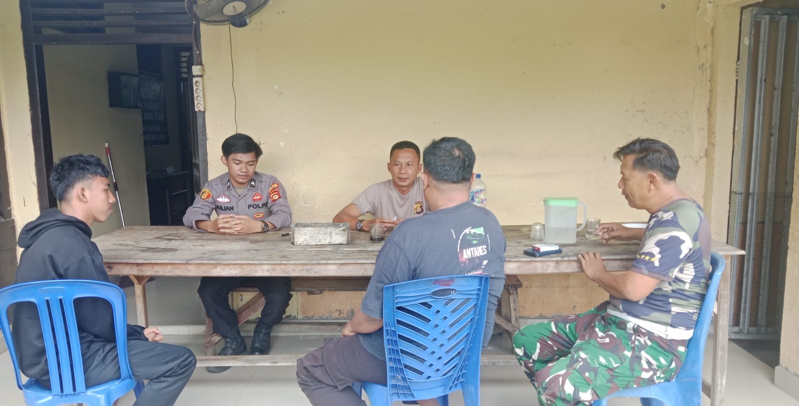 Bhabinkamtibmas Polsek Muara Kuang Jalin Silaturahmi dengan Warga di Momen Idul Fitri