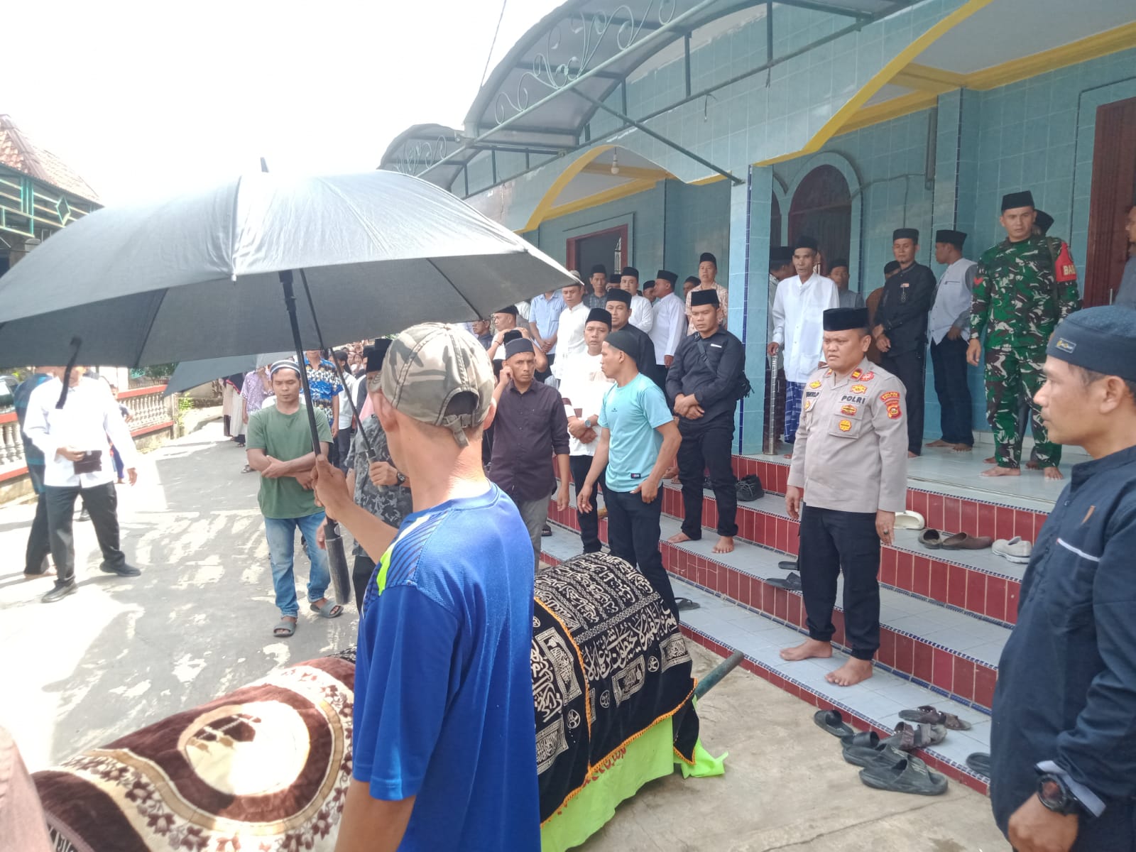 Polsek Tanjung Batu Tunjukkan Kepedulian, Melayat ke Rumah Duka Kades Lubuk Bandung